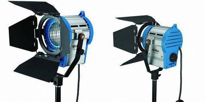 Refletor---Iluminador-Fresnel-Spotlight-de-650W-Profissional-com-Dimmer--110V-