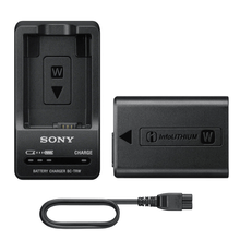 Kit Sony Bateria NP-FW50 + Carregador Sony BC-TRW (Bivolt)